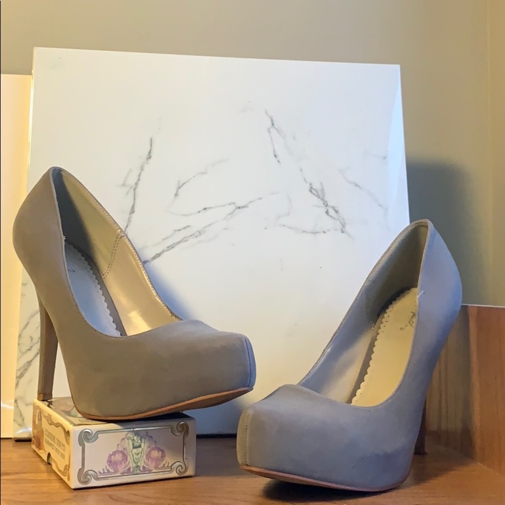 Qupid Grey suede pumps